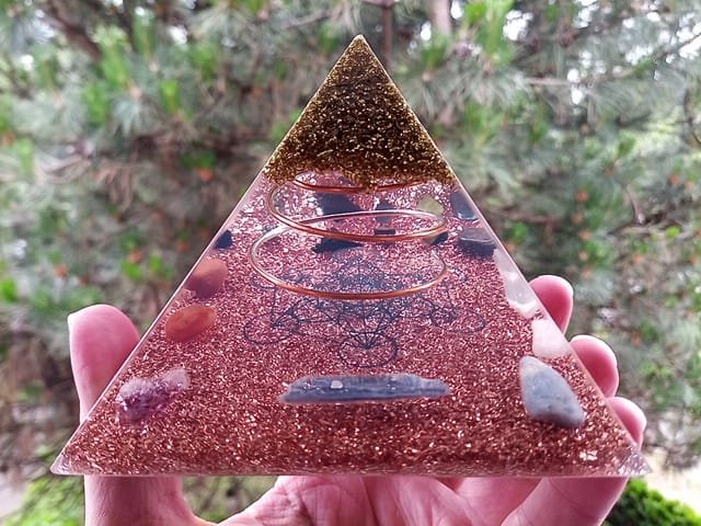 Metatron's Cube Orgone Pyramid with blue kyanite and amethyst crystal and brass on top.